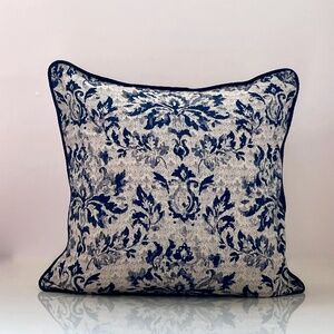 pottery barn pillow cover 22 x 22 Inches NWOT